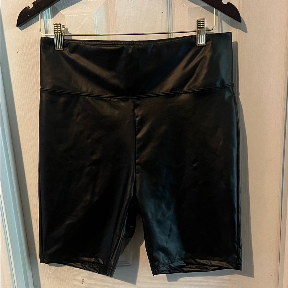 EUC Akira Sleek Black Faux Leather Women's Shorts Size Large